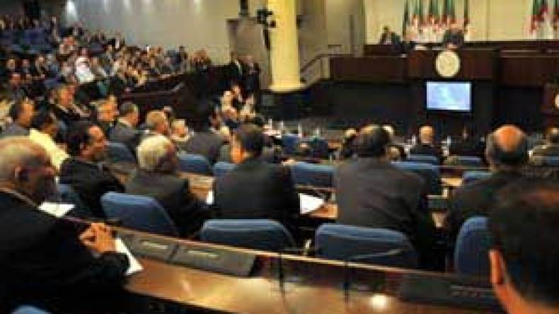 ‮”‬النظام‭ ‬البرلماني‭ ‬هو‭ ‬الأمثل‭ ‬في‭ ‬الجزائر‭ ‬وما‭ ‬حدث‭ ‬في‭ ‬تونس‭ ‬ومصر‭ ‬عبرة‮”‬