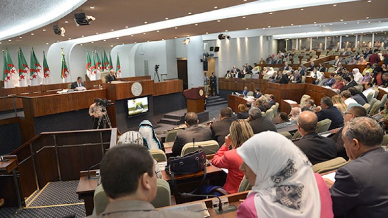 معركة صلاحيات خلف الجدران في علاقة الحكومة بالبرلمان