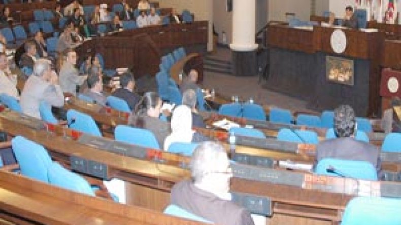 مستخدمو البرلمان يفتتحون الدورة الربيعية بالإضراب