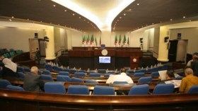 تنابز بالألقاب، شتائم ونزع للأحذية بين النواب بسبب مقترح حل البرلمان