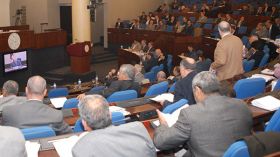 المعارضة تطعن في طريقة معالجة البرلمان لمشاريع قوانين مصيرية