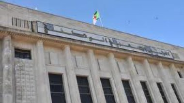 Les journalistes devant le siège du Parlement mercredi