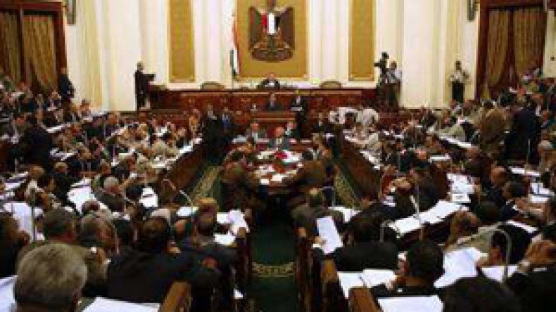 صحيفة: “مبارك” أصدر قرارا بحل البرلمان المصري