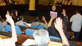 Algerian parliament decides to exempt  Prime Minister from questioning.