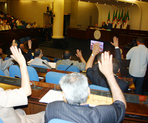 Algerian parliament decides to exempt  Prime Minister from questioning.