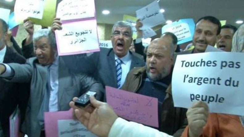 الكتل المعارضة تجتمع بالبرلمان لمواصلة معركة “الأيدي والأرجل”!