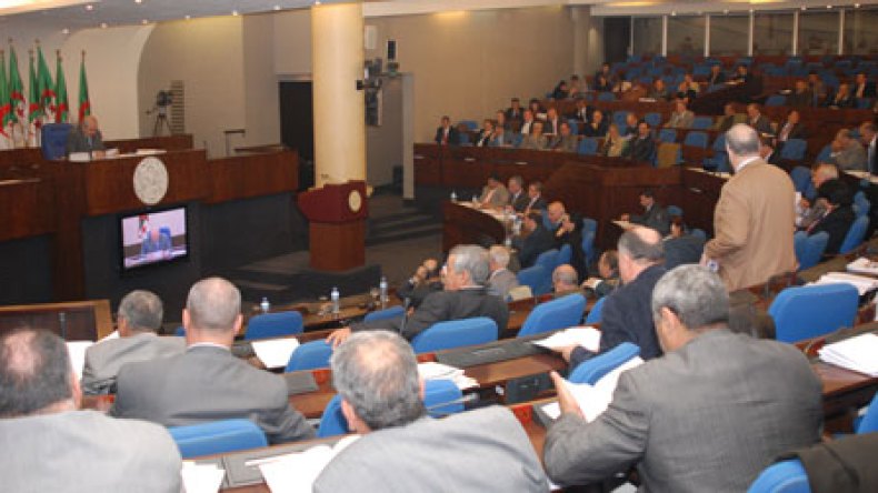 الأحزاب تتهم السلطة بالتحضير لبرلمان فسيفسائي يسهل تدجينه