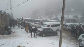 بالصور.. 12 عائلة عالقة بجبال الشريعة بسبب الجليد