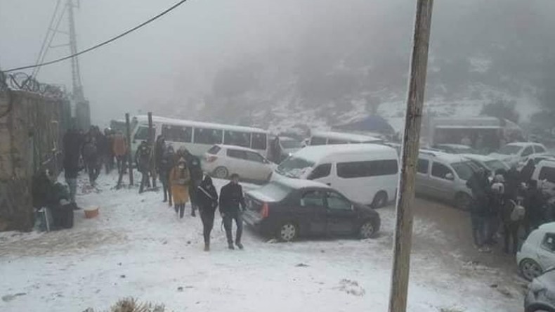 بالصور.. 12 عائلة عالقة بجبال الشريعة بسبب الجليد