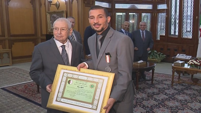 بن صالح يقلد البطل العالمي مخلوفي وسام الاستحقاق الوطني