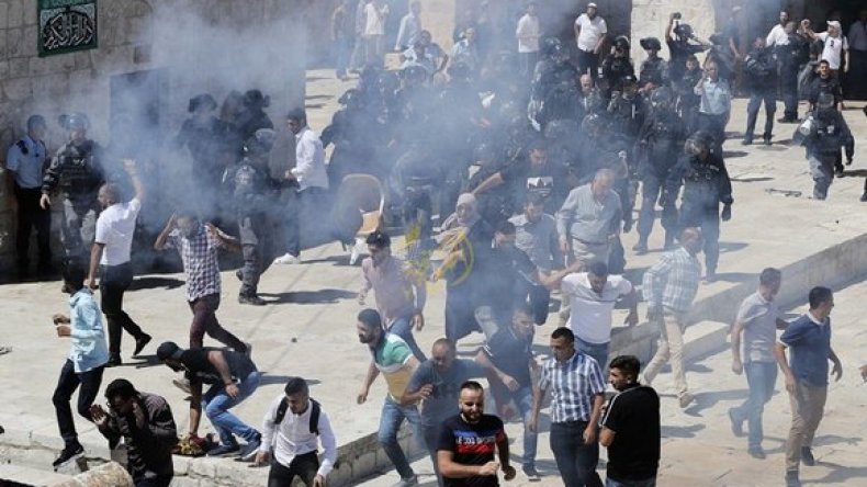 إصابة عشرات المصلين بالمسجد الأقصى المبارك