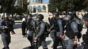 قوات الاحتلال مدعومة بمستوطنين تقتحم الأقصى