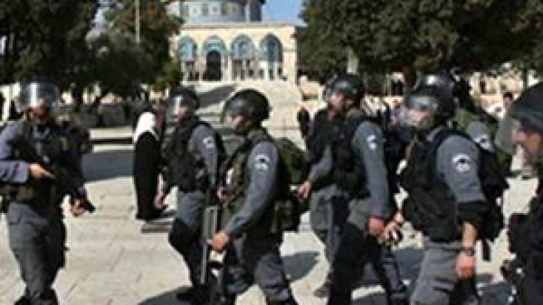 قوات الاحتلال مدعومة بمستوطنين تقتحم الأقصى