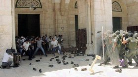 مواجهات بين فلسطينيين والشرطة الإسرائيلية في المسجد الأقصى