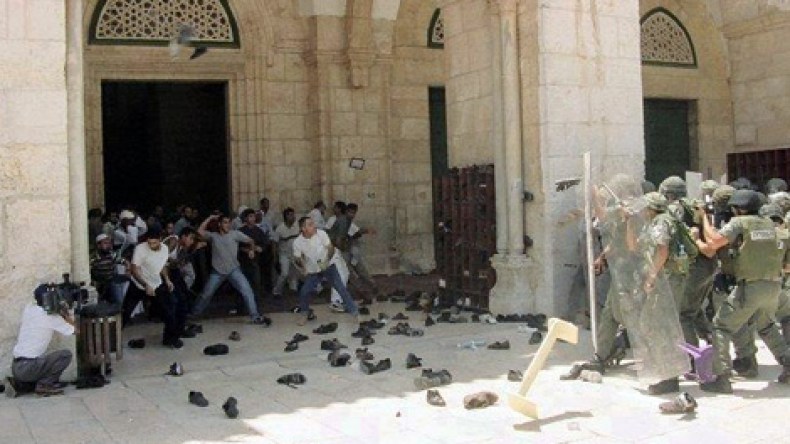مواجهات بين فلسطينيين والشرطة الإسرائيلية في المسجد الأقصى