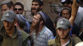 مئات المستوطنين يقتحمون باحات الأقصى