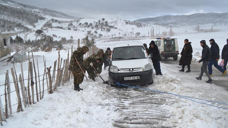 طوارئ لإنقاذ العالقين في الثلوج