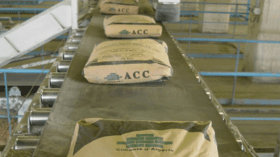 عمال شركة العربية للمناولة بالمسيلة يحتجون ضد التسريحات الجماعية