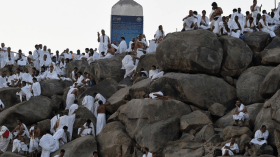 حجاج بيت الله يقفون بصعيد عرفة