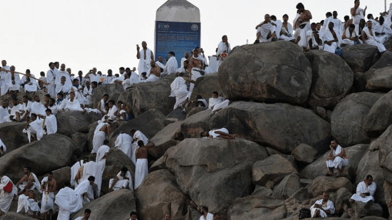 حجاج بيت الله يقفون بصعيد عرفة