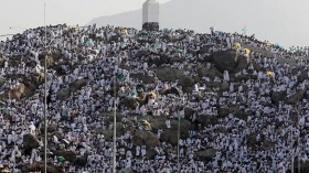 الحجاج يتوافدون على عرفة ملبين خاشعين