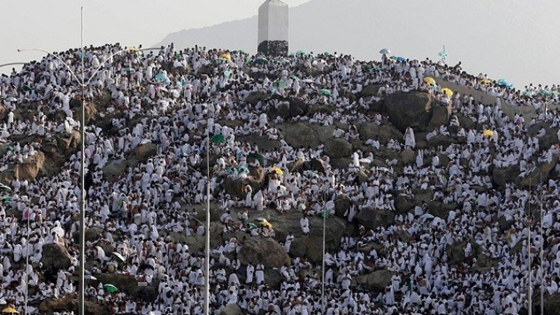 الحجاج يتوافدون على عرفة ملبين خاشعين