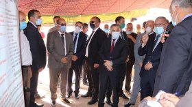 فلاحون بمعسكر يستقبلون وزير الموارد المائية بالاحتجاجات