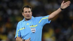 الجنوب إفريقي “دانيال بينات” حكما لمباراة الجزائر ومالي