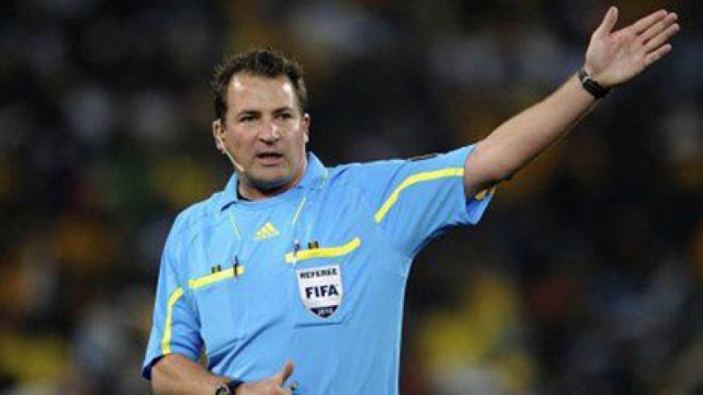 الجنوب إفريقي “دانيال بينات” حكما لمباراة الجزائر ومالي