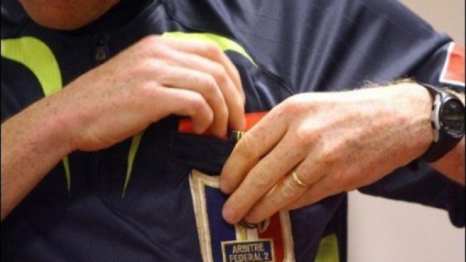 حكم مباراة يقود سيارة مسروقة!؟