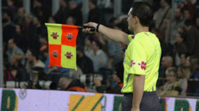 الجزائري “بوستر” حكما لمباراة أواسط المغرب وغامبيا