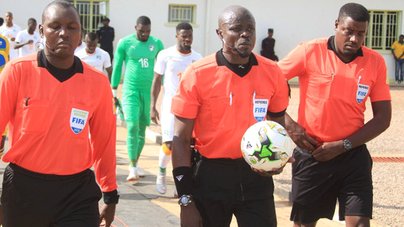 حكم ناميبي مثير للجدل لإدارة لقاء البنين والجزائر