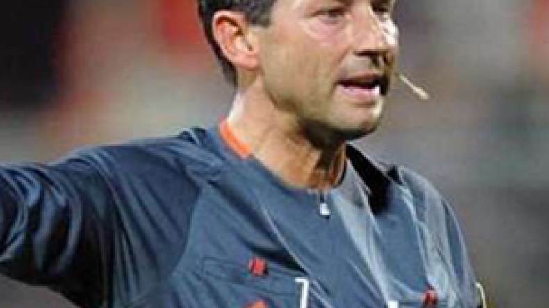 الحكم‭ ‬فرانك‭ ‬أدار‭ ‬96‭ ‬مباراة‭ ‬دولية‭ ‬وأشهر‭ ‬394‭ ‬بطاقة‭ ‬منها‭ ‬24‭ ‬حمراء