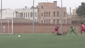 اعتداء وحشي من لاعب على حكم شاب