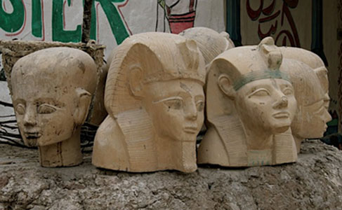 Des statues de « dieux » égyptiens récupérées à Chlef : Ramsès II à 400 millions et Akhenaton à 500 millions de centimes