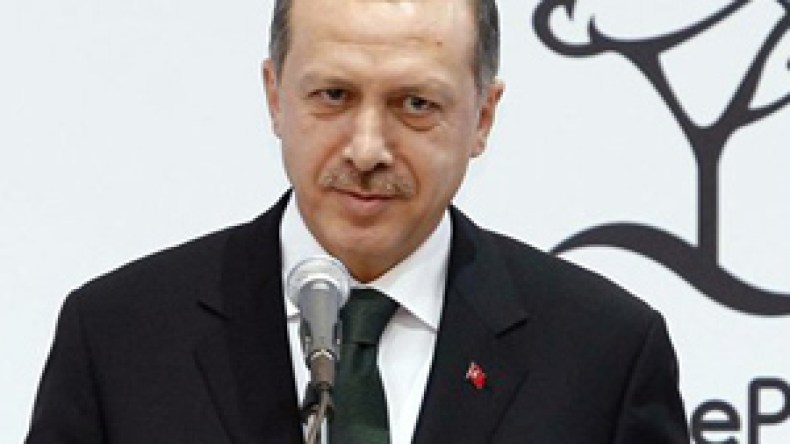 أردوغان يعرض وساطة تركيا بين القذافي والثوار