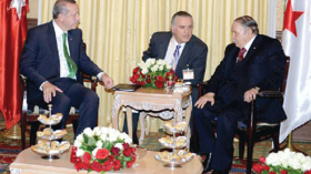 10 ملايير دولار صفقات للأتراك مقابل إلغاء التأشيرة عن الجزائريين!