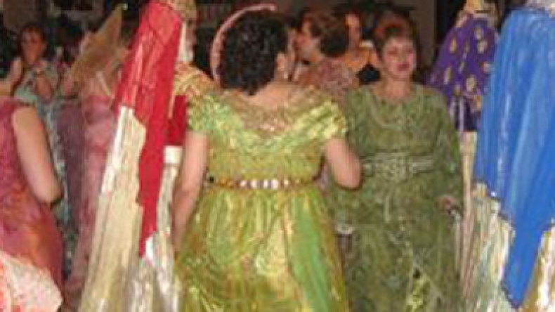 استأجرت قاعة للحفلات وزعت البطاقات وارتدت ملابس التصديرة احتفالا بنجاحها في البكالوريا