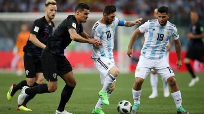 شبح الإقصاء المُبكّر يحوم حول ميسي والأرجنتين