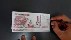 جزائريون يحوّلون الأوراق النقدية إلى مفكّرات شخصية!