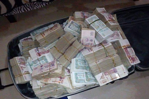 Algeria: 900,000 billion centimes out of banks