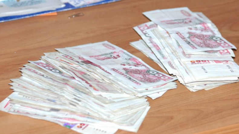 تفاصيل فضيحة نهب 3200 مليار: منظفة كانت تنقل الأموال بالشكارة