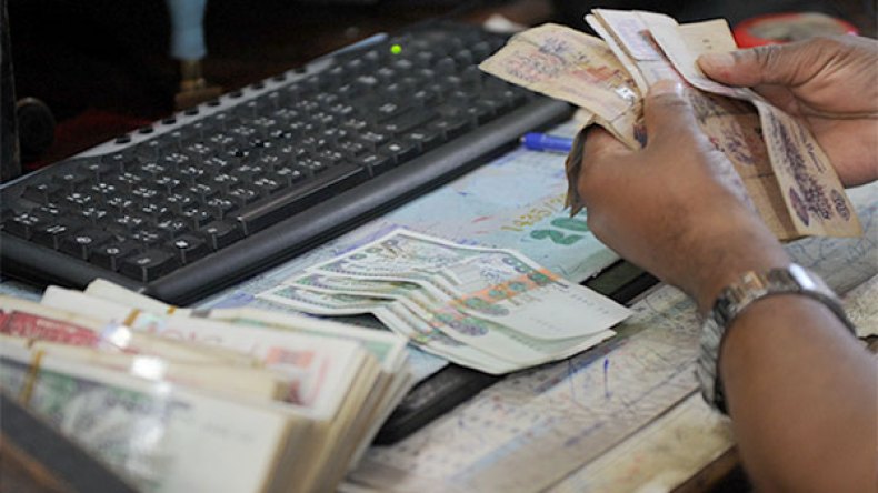 موظفون بمشروع المسجد الأعظم يستولون على رواتب العمال