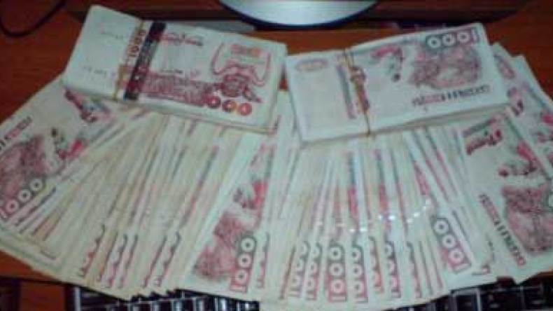 7 متهمين خططوا للاستيلاء على 60 مليارا من حساب مقاول