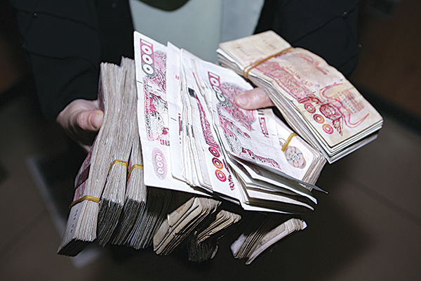 Les Algériens prêtent 2.000 milliards aux banques