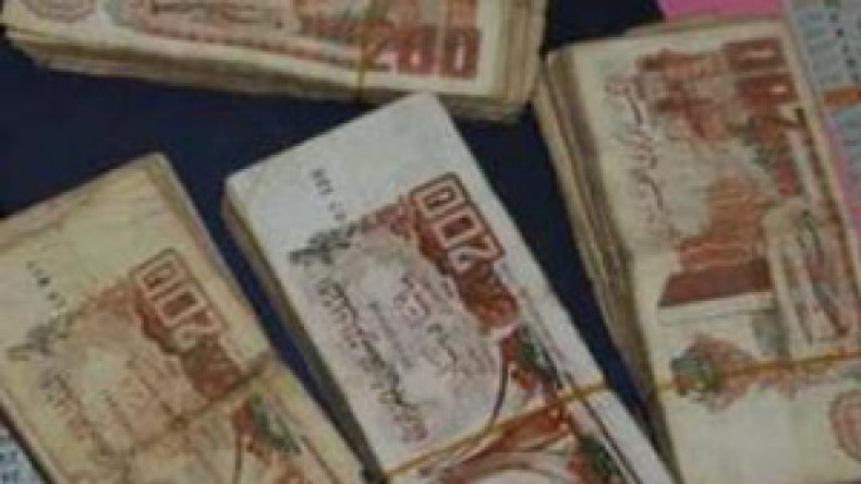 الجزائريون يتداولون أسوأ أوراق نقدية في العالم