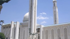 طلبة الجامعة الاسلامية يقولون ان التبرج والتدخين أخل بحرمة الجامعة