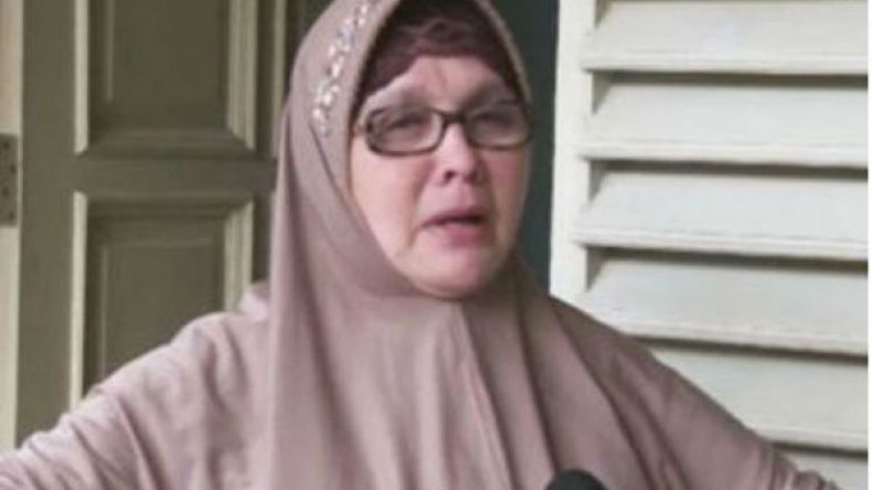 الأندونيسية أرينا هاندونو.. درست الإسلام كي تهاجمه فاعتنقته!