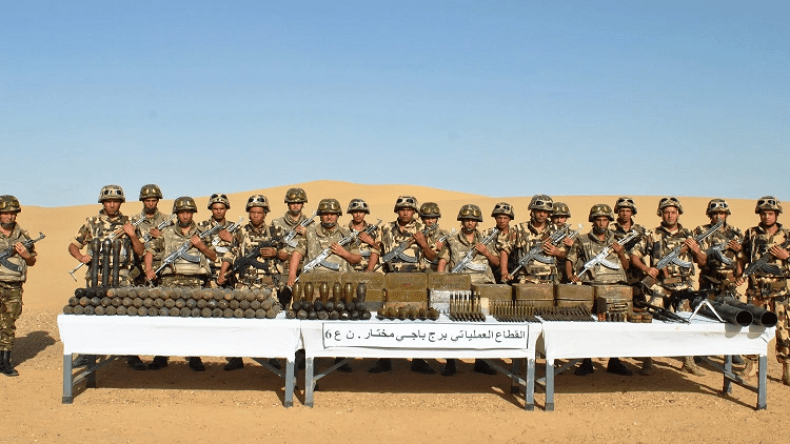 الجيش يكشف مخبأ للأسلحة قرب الحدود مع مالي
