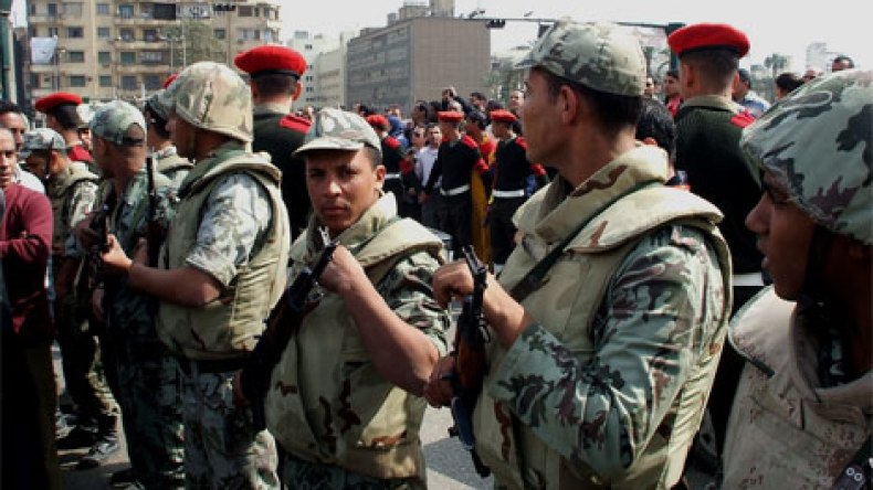 الجيش المصري: نفتدي مصر بدمائنا ضد “الإرهابيين” و”المتطرفين”